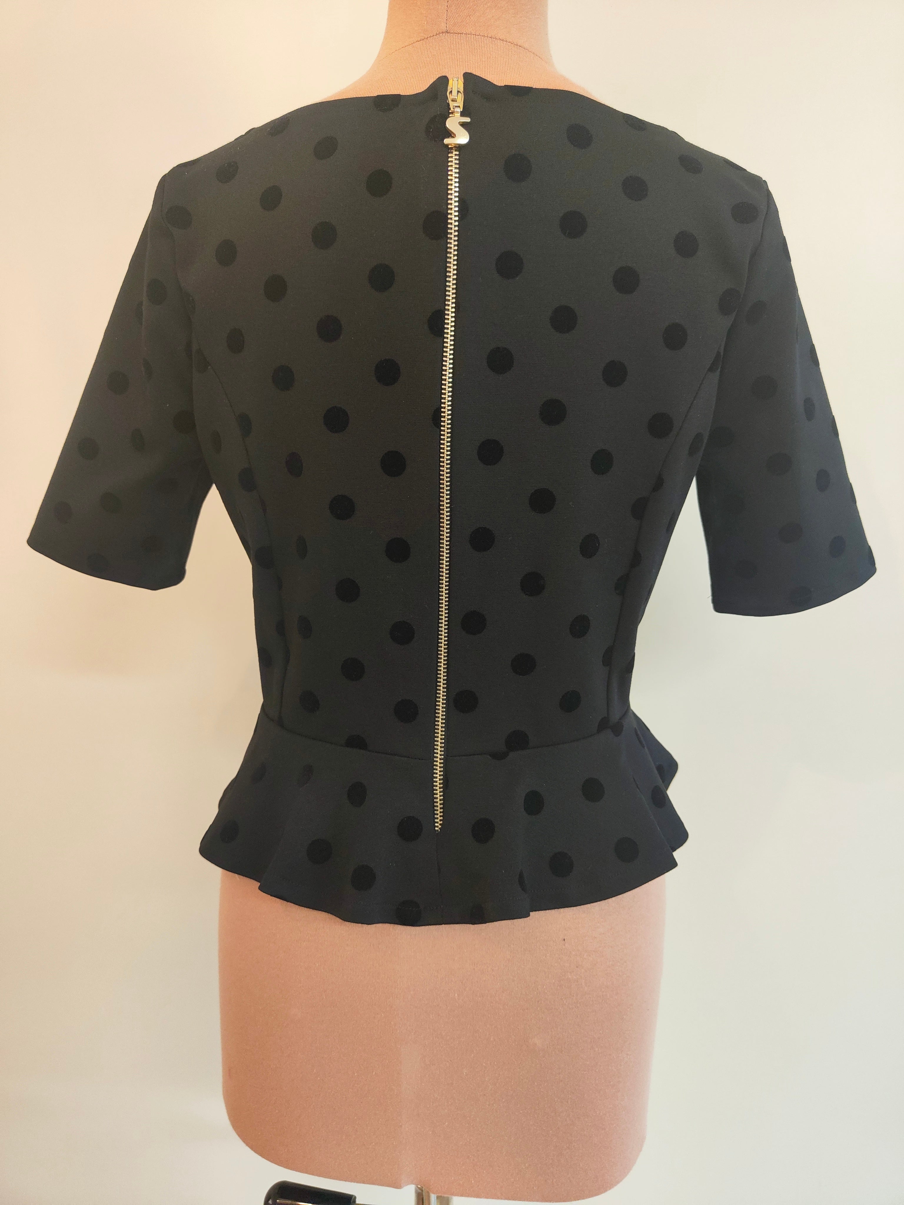 "Siena„ Handgefertigtes Damen Oberteil – Einzelstück aus Romanitjersey mit Flockprint, Peplum-Saum & goldenem Metall-Reißverschluss