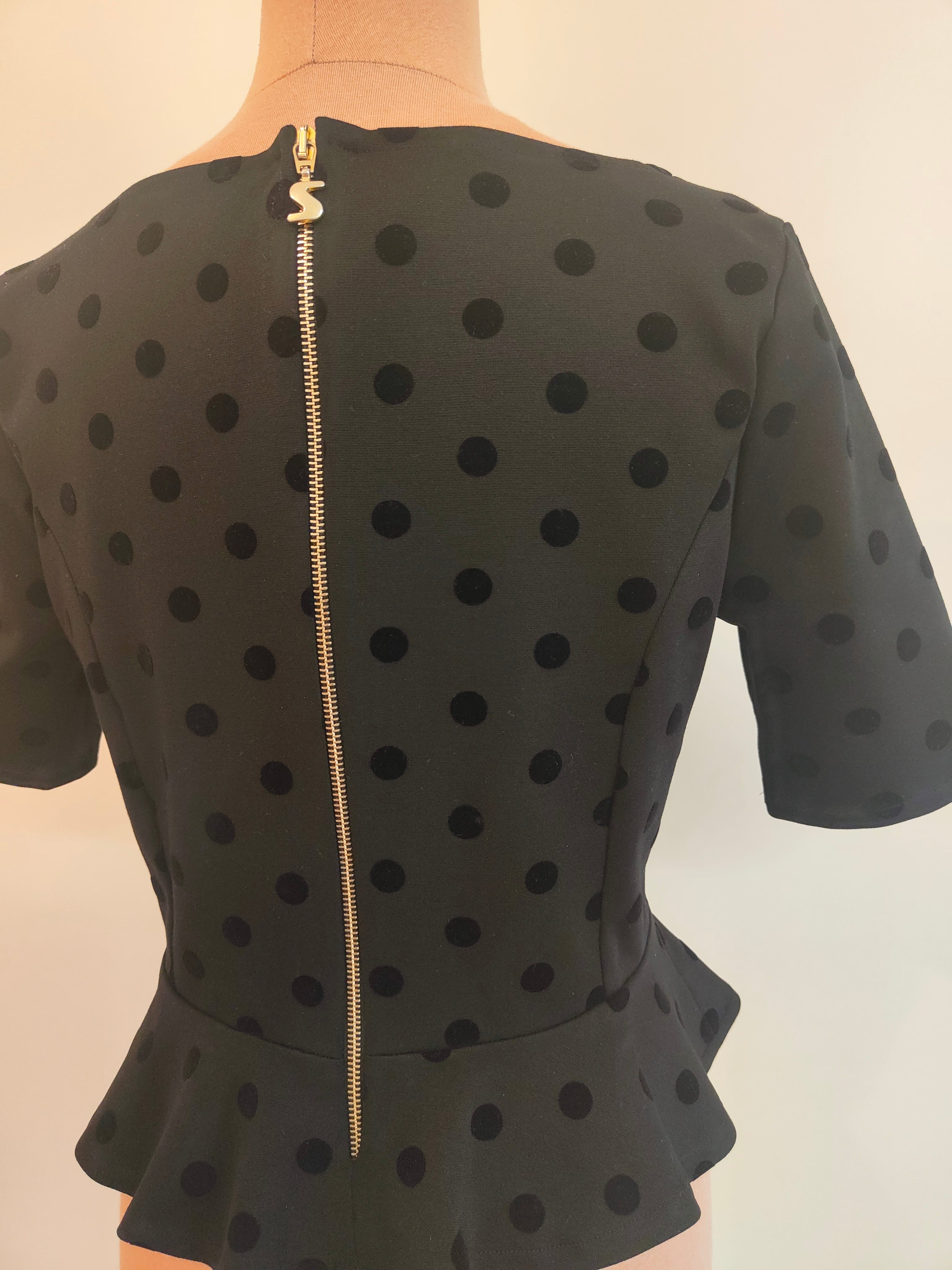 "Siena„ Handgefertigtes Damen Oberteil – Einzelstück aus Romanitjersey mit Flockprint, Peplum-Saum & goldenem Metall-Reißverschluss