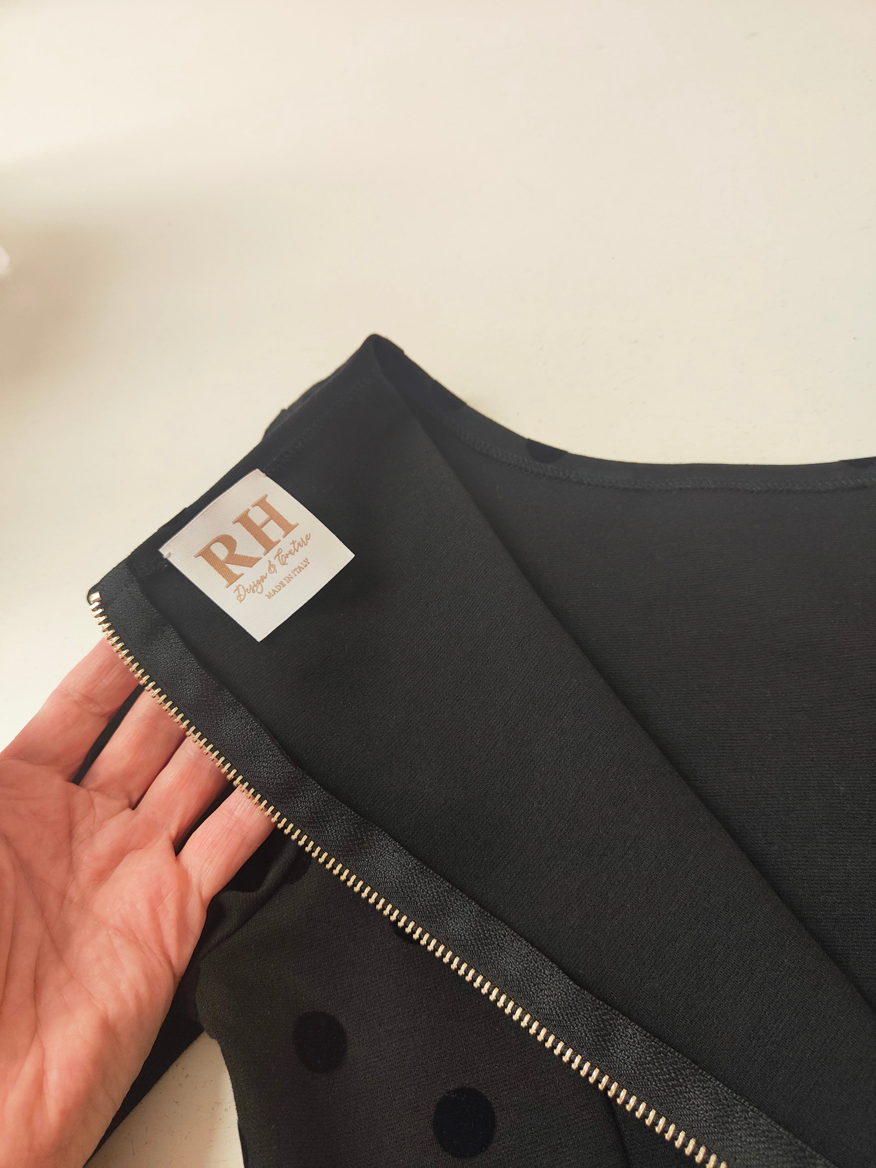 "Siena„ Handgefertigtes Damen Oberteil – Einzelstück aus Romanitjersey mit Flockprint, Peplum-Saum & goldenem Metall-Reißverschluss