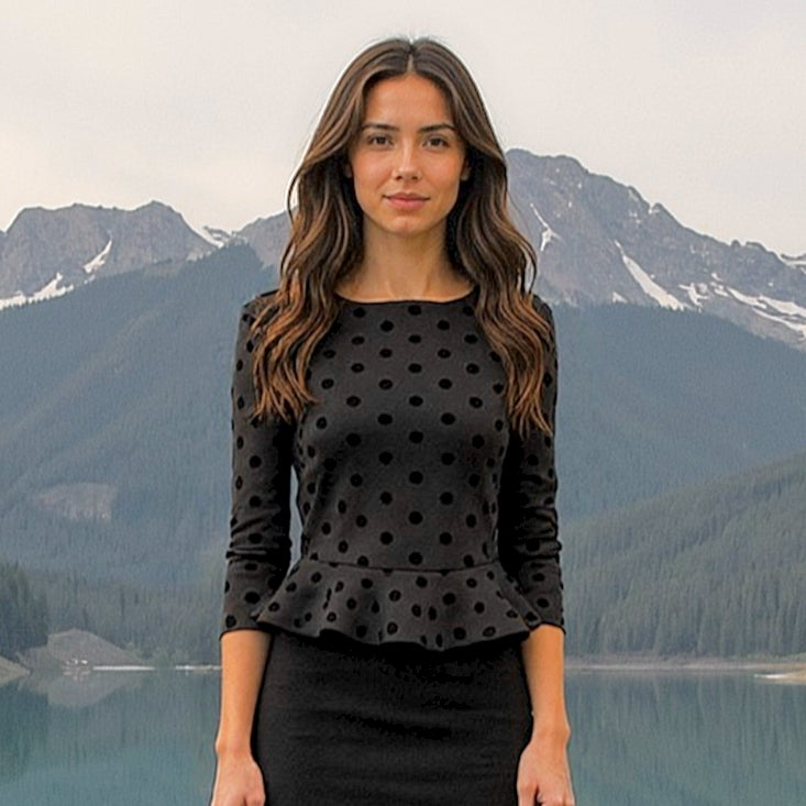 "Siena„ Handgefertigtes Damen Oberteil – Einzelstück aus Romanitjersey mit Flockprint, Peplum-Saum & goldenem Metall-Reißverschluss